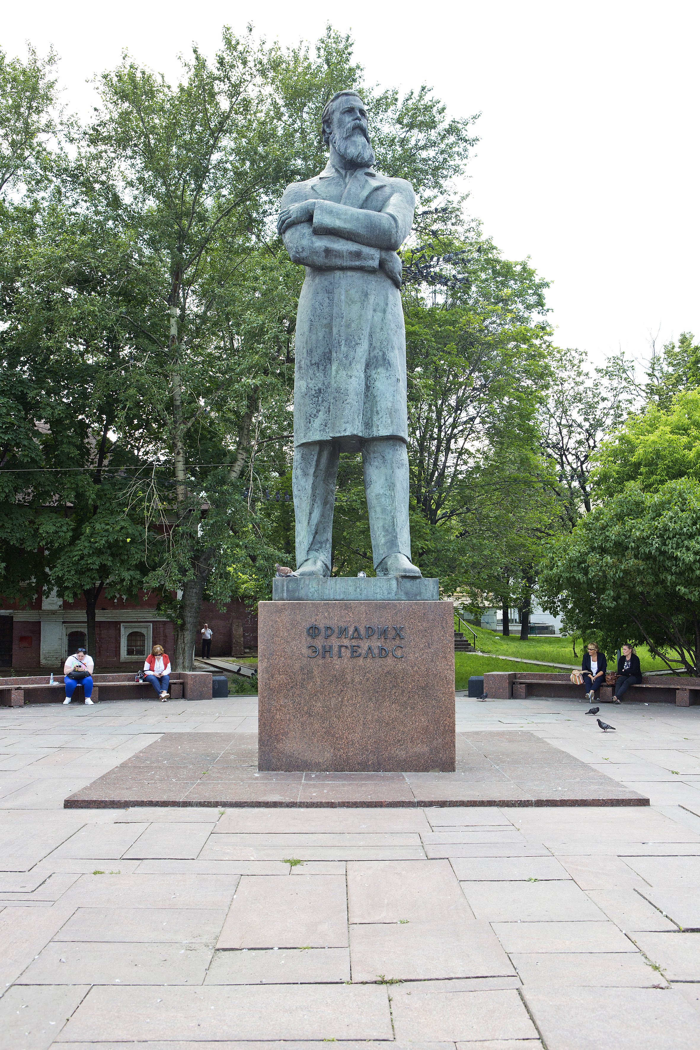 Памятник Фридриху Энгельсу